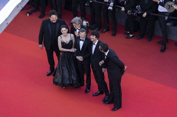 Denis Ménochet, Marion Cotillard, Leonardo Sbaraglia, Guillaume Canet, Simon Jacquet et Yodelice (Maxim Nucci) - Montée des marches du film " Karma " lors du 79ème Festival International du Film de Cannes, le 15 mai 2026. © Camilla Canalini / Bestimage