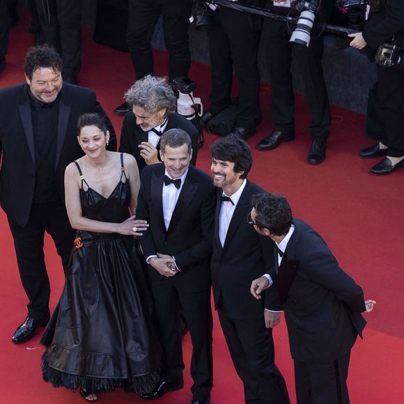 Denis Ménochet, Marion Cotillard, Leonardo Sbaraglia, Guillaume Canet, Simon Jacquet et Yodelice (Maxim Nucci) - Montée des marches du film " Karma " lors du 79ème Festival International du Film de Cannes, le 15 mai 2026. © Camilla Canalini / Bestimage