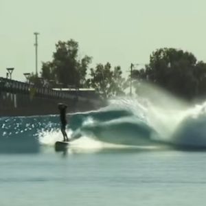 Ce vendredi 22 août 2025, son épouse Meghan Markle a partagé ses incroyables progrès ! Désormais sur sa planche, le prince Harry sait se débrouiller avec brio... De quoi faire son immense fierté !

Le prince Harry en pleine séance de surf - images relayées par son épouse Meghan Markle sur Instagram ce vendredi 22 août 2025. (Capture d'écran)