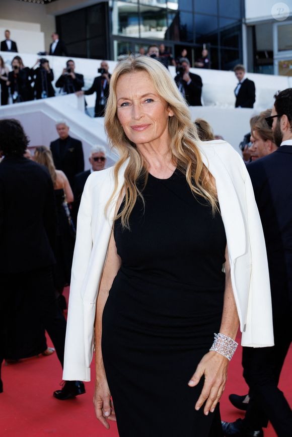 Estelle Lefébure - Montée des marches du film " Histoires de la nuit " lors du 79ème Festival International du Film de Cannes, le 22 mai 2026. 

© Olivier Borde / Bestimage