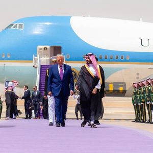 Le prince Al Waleed bin Khaled bin Talal Al Saud, le fils aîné du prince Khaled bin Talal Al Saud, est décédé à Riyad, en Arabie Saoudite, à l'âge de 36 ans. 

Le prince héritier saoudien Mohammed bin Salman reçoit le président américain Donald Trump à son arrivée à Riyad, en Arabie saoudite