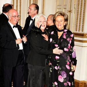 La chanteuse française Line Renaud accueillie par la Première dame Bernadette Chirac avant un dîner d'État avec le roi du Cambodge Norodom Sihamoni, au palais de l'Élysée à Paris, France, le 20 novembre 2006. Photo by Alain Benainous/Pool/ABACAPRESS.COM