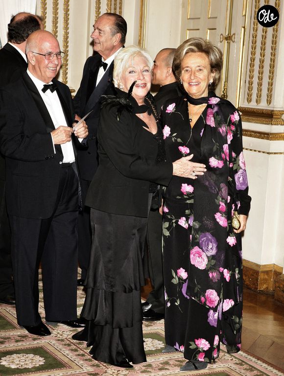 La chanteuse française Line Renaud accueillie par la Première dame Bernadette Chirac avant un dîner d'État avec le roi du Cambodge Norodom Sihamoni, au palais de l'Élysée à Paris, France, le 20 novembre 2006. Photo by Alain Benainous/Pool/ABACAPRESS.COM