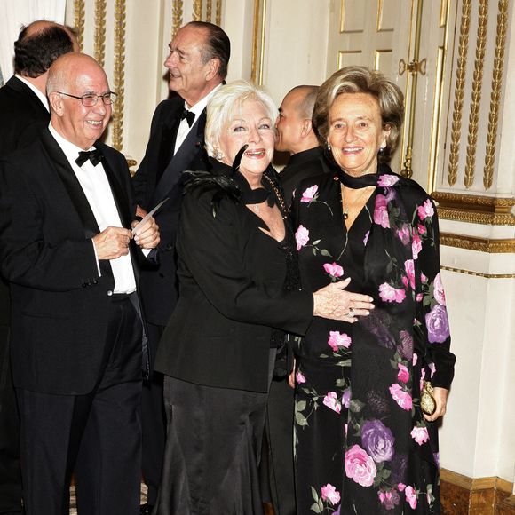 La chanteuse française Line Renaud accueillie par la Première dame Bernadette Chirac avant un dîner d'État avec le roi du Cambodge Norodom Sihamoni, au palais de l'Élysée à Paris, France, le 20 novembre 2006. Photo by Alain Benainous/Pool/ABACAPRESS.COM