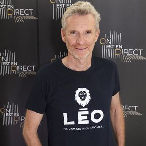 Exclusif - Denis Brogniart avec le T-shirt de l'association Léo, parrainée par P.Cavérivière,  (Pour son livre : « Un soldat presque exemplaire » chez Flammarion) - Backstage de l'enregistrement de l'émission "On Est En Direct" (OEED), présentée par L. Ruquier, diffusée sur France 2 le 13 mars 2021. © Jack Tribeca/Bestimage