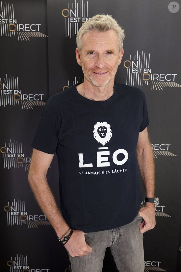 Exclusif - Denis Brogniart avec le T-shirt de l'association Léo, parrainée par P.Cavérivière,  (Pour son livre : « Un soldat presque exemplaire » chez Flammarion) - Backstage de l'enregistrement de l'émission "On Est En Direct" (OEED), présentée par L. Ruquier, diffusée sur France 2 le 13 mars 2021. © Jack Tribeca/Bestimage