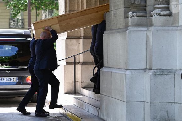 Ses proches de son réunis pour lui rendre un ultime hommage
Coffin lors de la cérémonie d'enterrement de Daniel Bilalian à l'église Saint-Pierre de Neuilly-sur-Seine, près de Paris, France, le 22 mai 2025. Le journaliste, présentateur et animateur de télévision français Daniel Bilalian est décédé le 14 mai 2025 à l'âge de 78 ans. Photo by Firas Abdullah/ABACAPRESS.COM