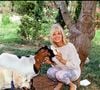 Amanda Lear a trouvé dans les Alpilles une maison devenue son véritable refuge, loin de l’agitation parisienne.

Archives — Amanda Lear dans sa villa de Saint-Rémy-de-Provence, avec son chien et sa chèvre.
