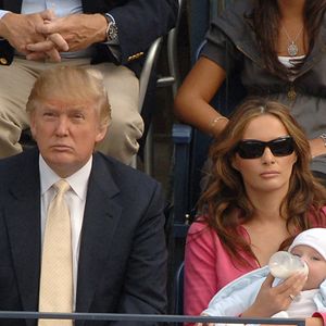 Donald Trump, sa femme Melania et leur fils Barron William Trump regardent le Suisse Roger Federer battre l'Américain Andy Roddick, 6-2, 4-6, 7-5, 6-1, lors de la finale masculine de l'US Open 2006 au USTA Billie Jean King National Tennis Center à Flushing Meadows, à New York City, NY, USA, le 10 septembre 2006. Photo Lionel Hahn/Cameleon/ABACAPRESS.COM