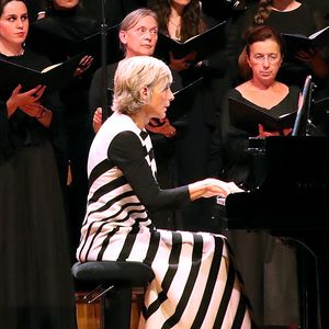 "Heureusement qu’il y a des visions différentes des choses. Mais là au niveau des médias, il y a une histoire de génération."

La pianiste Hélène Mercier-Arnault - Concert : " La 9ème Symphonie de Beethoven-Liszt " en version exceptionnelle pour 2 pianos, coeur et solistes, à la Salle Gaveau à Paris, France, le 14 Mai 2025.

© Bertrand Rindoff / Bestimage