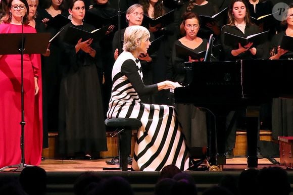"Heureusement qu’il y a des visions différentes des choses. Mais là au niveau des médias, il y a une histoire de génération."

La pianiste Hélène Mercier-Arnault - Concert : " La 9ème Symphonie de Beethoven-Liszt " en version exceptionnelle pour 2 pianos, coeur et solistes, à la Salle Gaveau à Paris, France, le 14 Mai 2025.

© Bertrand Rindoff / Bestimage