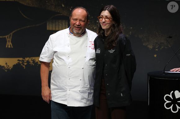 Remise des prix - Prix du Jeune Chef 2025 - Valentina Giacobbe et reçoit 1 étoile Michelin pour son restaurant Ginko à Lille -   Le Prix est remis par le chef Gilles Goujon - Auberge du vieux puits à Fontjoncouse - Cérémonie du Guide Michelin France 2025 au Centre des Congrès Robert Shuman à Metz le 31 mars 2025. © Jean-Marc Lhomer/Bestimage