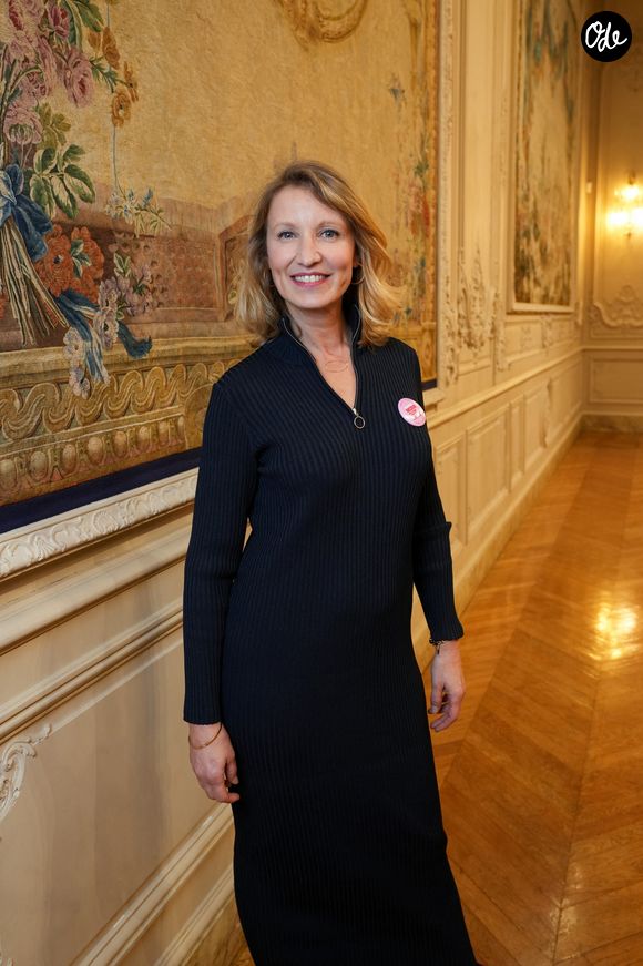 Elle se réjouit aussi d'avoir arrêté de fumer sans remplacer cette addiction.

Alexandra Lamy, présidente d’honneur - Cérémonie des Trophées médiaClub'Elles 2026 dans les salons de l'Hôtel de Lassay le 4 février 2026.

© Anne-Sophie Guebey / Bestimage