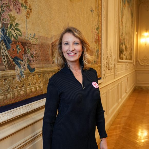 Elle se réjouit aussi d'avoir arrêté de fumer sans remplacer cette addiction.

Alexandra Lamy, présidente d’honneur - Cérémonie des Trophées médiaClub'Elles 2026 dans les salons de l'Hôtel de Lassay le 4 février 2026.

© Anne-Sophie Guebey / Bestimage