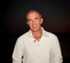 "Quand tu vas prendre ton café dans un truc rouge comme ça le matin, c'est un peu fort. Un peu fort pour mes yeux adultes", a-t-il plaisanté.

Exclusif - Nikos Aliagas lors de la 3ème édition du festival L’Humour à la Plage à Juan les Pins, France, le 26 juin 2026. © Bebert-Tribeca/Bestimage