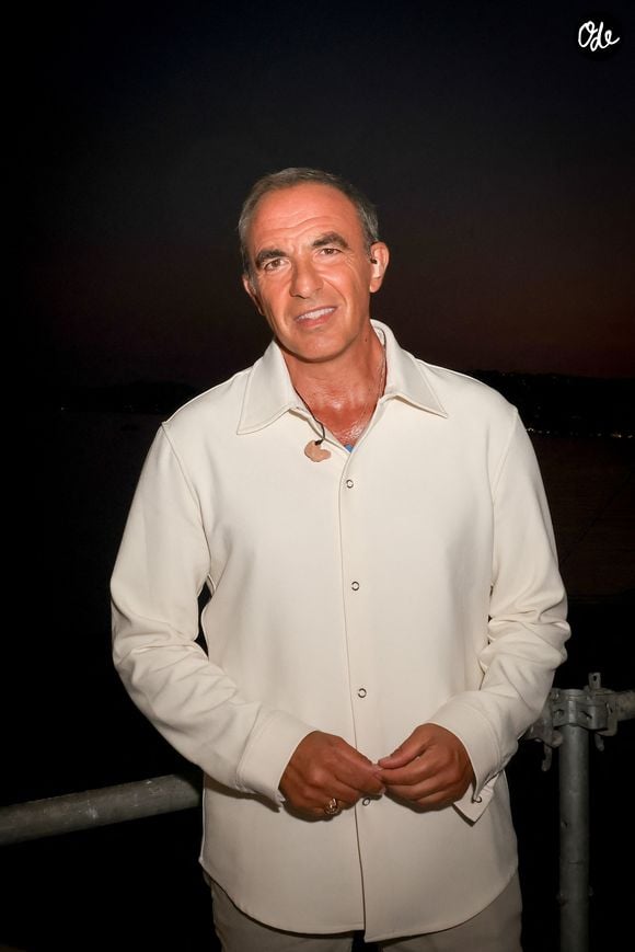 "Quand tu vas prendre ton café dans un truc rouge comme ça le matin, c'est un peu fort. Un peu fort pour mes yeux adultes", a-t-il plaisanté.

Exclusif - Nikos Aliagas lors de la 3ème édition du festival L’Humour à la Plage à Juan les Pins, France, le 26 juin 2026. © Bebert-Tribeca/Bestimage