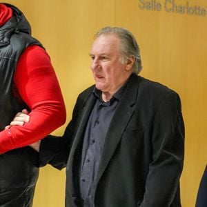 Gérard Depardieu à son procès pour agressions sexuelles sur deux femmes lors d'un tournage de film en 2021, au tribunal correctionnel de Paris, France, le 27 mars 2025. Depardieu, 76 ans, qui a réalisé plus de 200 films et séries télévisées, a été accusé de comportement inapproprié par une vingtaine de femmes, mais c'est la première affaire à être jugée. Les deux plaignantes - Amélie, 54 ans, décoratrice, et Sarah (nom modifié), 34 ans, assistante réalisatrice - allèguent une agression sexuelle lors du tournage en 2021 de « Les Volets Verts » du réalisateur Jean Becker. © Denis Guignebourg/Bestimage