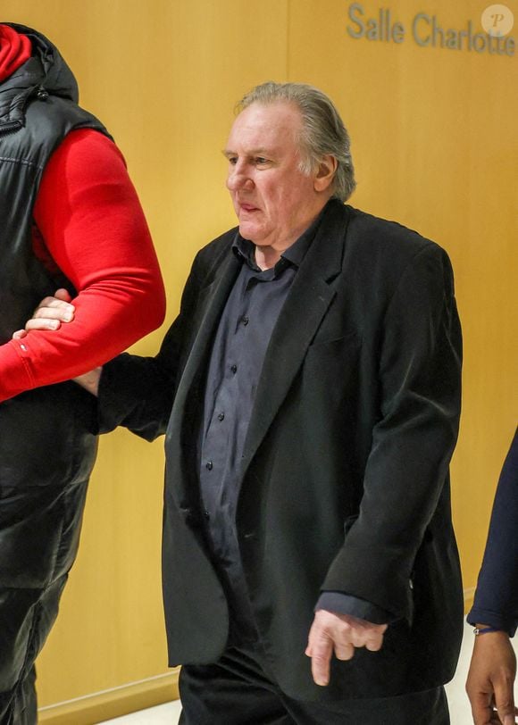 Gérard Depardieu à son procès pour agressions sexuelles sur deux femmes lors d'un tournage de film en 2021, au tribunal correctionnel de Paris, France, le 27 mars 2025. Depardieu, 76 ans, qui a réalisé plus de 200 films et séries télévisées, a été accusé de comportement inapproprié par une vingtaine de femmes, mais c'est la première affaire à être jugée. Les deux plaignantes - Amélie, 54 ans, décoratrice, et Sarah (nom modifié), 34 ans, assistante réalisatrice - allèguent une agression sexuelle lors du tournage en 2021 de « Les Volets Verts » du réalisateur Jean Becker. © Denis Guignebourg/Bestimage