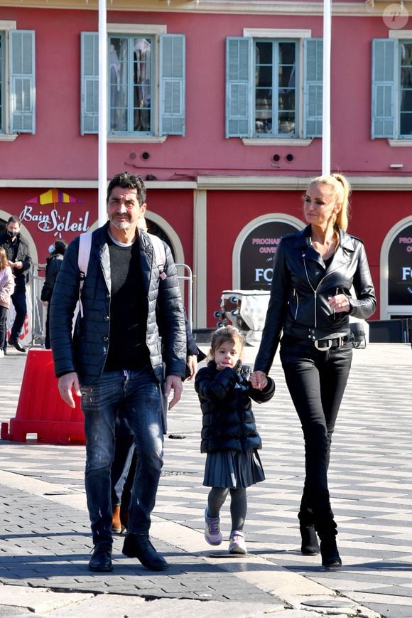 Elle l'a eue avec André Ohanian, dont elle s'est séparée en 2022

Adriana Karembeu Ohanian, son mari Aram et leur fille Nina durant la première bataille de fleurs du Carnaval de Nice 2022, Roi des Animaux, place Masséna à Nice, le 13 février 2022.  © Bruno Bebert/Bestimage