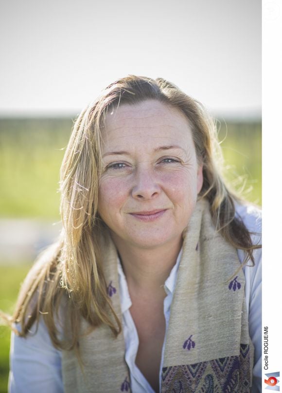 Et ainsi écouler son stock de bouteilles de vin et sortir la tête de l'eau.

Cathy, candidate de "L'amour est dans le pré", photo officielle de M6
