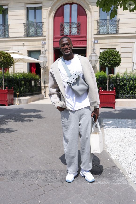 Paris, FRANCE - Le footballeur Ibrahima Konaté fait une apparition élégante à Paris, exhibant un sac Hermès d'une valeur de 12 000 euros.



Sur la photo : Ibrahima Konaté
