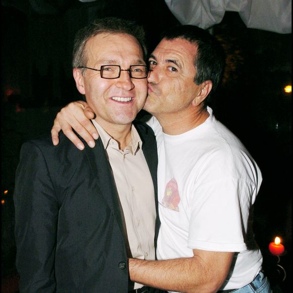 Jean-Marie Bigard était revenu sur son départ des "Grosses Têtes" le 15 septembre dans "Le Tuk-tuk de Luxe", affirmant que Laurent Ruquier lui avait laissé une dernière chance après un coup de mou qui se ressentait dans son travail.

Laurent Ruquier et Jean-Marie Bigard - Franck Dubosc fête à l'étoile la dernière de son spectacle au Bataclan avec tous ses amis - 08/11/2005

 © RACHID BELLAK / BESTIMAGE