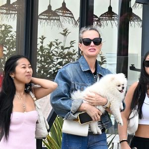 Exclusif -Laeticia Hallyday et ses filles Jade et Joy (qui résident depuis quelques jours dans la propriété familiale du Cap-d'Ail) arrivent à Marseillan pour déjeuner avec Elyette Boudou "Mamie Rock" à Marseillan, France, le 2 juillet 2024.