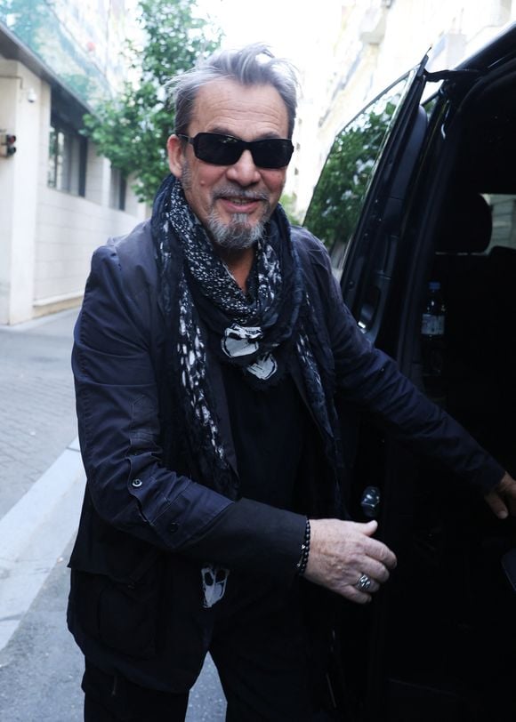 Florent Pagny quitte les studios RTL à Neuilly-sur-Seine le 2 Mai 2025. © Denis Guignebourg/BestImage