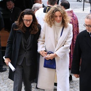 Qui s'est distinguée dans une tenue blanche.

Clara Paban, Olivia Courbis arrivant à la cérémonie funéraire de Rolland Courbis à l'église de la Madeleine à Paris, France, le 14 janvier 2026. Rolland Courbis, ancien footballeur français, entraîneur et commentateur médiatique au franc-parler, est décédé à l'âge de 72 ans. Photo par Jerome Domine/ABACAPRESS.COM