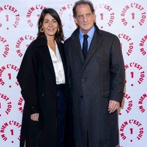 Cécile Duffau (fondatrice de l'association Un rien c'est tout) et son compagnon Vincent Lindon (parrain de l'association) au photocall des invités au dîner de gala de l'association "Un rien c'est tout" au musée de l'armée aux Invalides à Paris le 7 mars 2024.©Bestimage