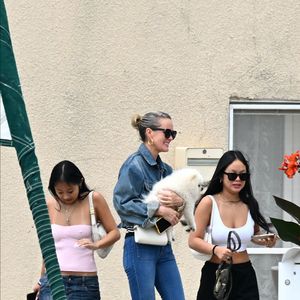 Laeticia Hallyday et ses filles Jade et Joy (qui résident depuis quelques jours dans la propriété familiale du Cap-d'Ail) arrivent à Marseillan pour déjeuner avec Elyette Boudou "Mamie Rock" (qui fêtera ses 89 ans le 5 juillet prochain), accompagné de son père André Boudou et sa fille Alcéa (demi soeur de Laeticia). Toute la famille est allée déjeuner à la crêperie "La Maison de Camille" à Marseillan, France, le 2 juillet 2024.  

Photo : Agence / Bestimage