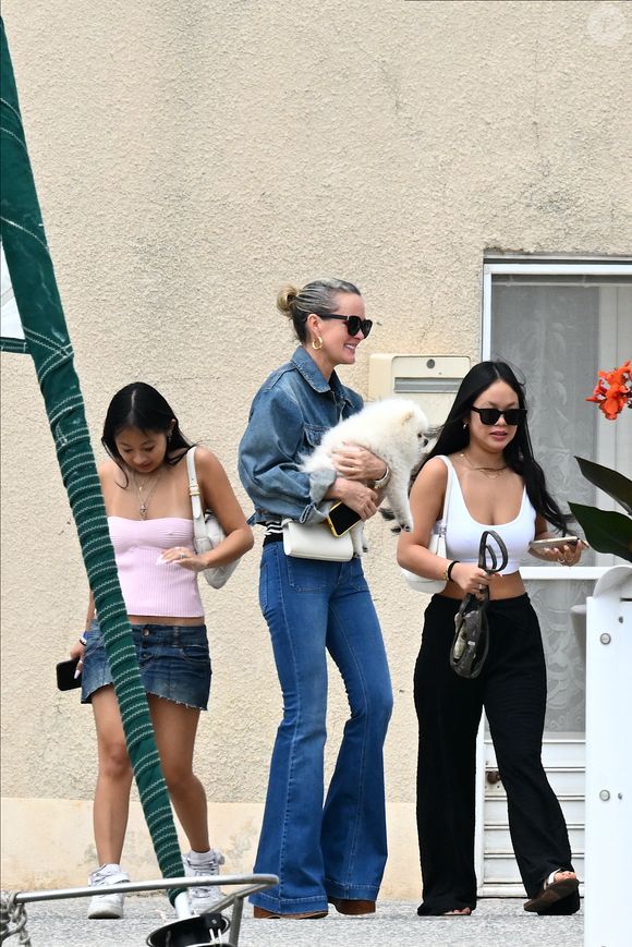 Laeticia Hallyday et ses filles Jade et Joy (qui résident depuis quelques jours dans la propriété familiale du Cap-d'Ail) arrivent à Marseillan pour déjeuner avec Elyette Boudou "Mamie Rock" (qui fêtera ses 89 ans le 5 juillet prochain), accompagné de son père André Boudou et sa fille Alcéa (demi soeur de Laeticia). Toute la famille est allée déjeuner à la crêperie "La Maison de Camille" à Marseillan, France, le 2 juillet 2024.  

Photo : Agence / Bestimage