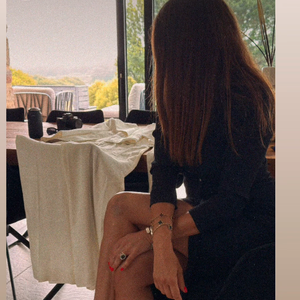 Karine Ferri se prélasse dans un lieu d'exception.