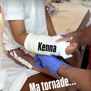 Son fils cadet Kenna est apparu dans la story Instagram de son célèbre père le bras dans le plâtre et en train de se faire prendre en charge par un professionnel de santé. 

Kenna, le fils de Matt Pokora, s'est blessé pendant ses vacances.