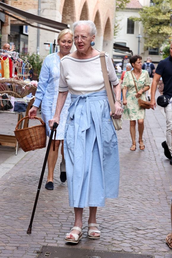 La reine Margrethe II de Danemark se rend comme tous les ans au marché de Cahors le 17 août 2024.
© Jean-Marc Lhomer / Bestimage