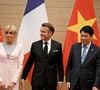 Cette polémique, reprise en boucle sur les réseaux sociaux comme sur les chaînes info, n'a toutefois pas empêché le couple présidentiel de poursuivre sa visite officielle, au Vietnam, aux côté du président Luong Cuong et de son épouse, Nguyen Thi Minh Nguyet.
Le président français E. Macron et sa femme B. Macron, aux côtés de son homologue vietnamien Luong Cuong avec sa femme Nguyen Thi Minh Nguyet, lors d'un dîner d'État au Centre international des congrès de Hanoi, au Vietnam, le 26 mai 2025. © Jeanne Accorsini / Pool / Bestimage