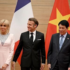 Cette polémique, reprise en boucle sur les réseaux sociaux comme sur les chaînes info, n'a toutefois pas empêché le couple présidentiel de poursuivre sa visite officielle, au Vietnam, aux côté du président Luong Cuong et de son épouse, Nguyen Thi Minh Nguyet.

Le président français E. Macron et sa femme B. Macron, aux côtés de son homologue vietnamien Luong Cuong avec sa femme Nguyen Thi Minh Nguyet, lors d'un dîner d'État au Centre international des congrès de Hanoi, au Vietnam, le 26 mai 2025. © Jeanne Accorsini / Pool / Bestimage