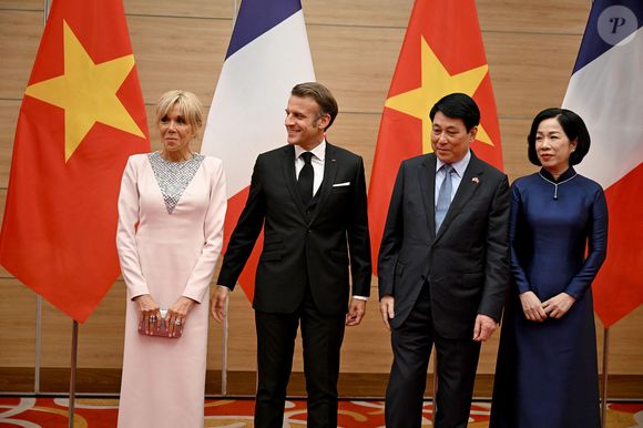 Cette polémique, reprise en boucle sur les réseaux sociaux comme sur les chaînes info, n'a toutefois pas empêché le couple présidentiel de poursuivre sa visite officielle, au Vietnam, aux côté du président Luong Cuong et de son épouse, Nguyen Thi Minh Nguyet.

Le président français E. Macron et sa femme B. Macron, aux côtés de son homologue vietnamien Luong Cuong avec sa femme Nguyen Thi Minh Nguyet, lors d'un dîner d'État au Centre international des congrès de Hanoi, au Vietnam, le 26 mai 2025. © Jeanne Accorsini / Pool / Bestimage