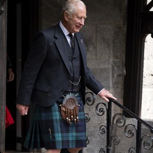 Le roi Charles III quitte les lieux après avoir assisté à un service religieux dominical à Crathie Kirk, près de Balmoral. © PA Photos/ABACA