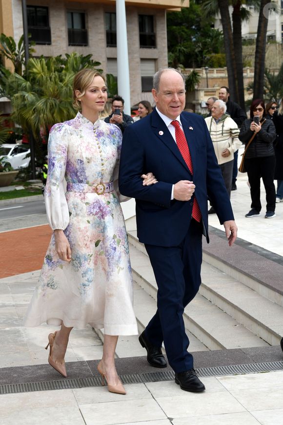 Elle portait une élégante robe florale aux tons pastel.

Le Prince Albert II de Monaco, la princesse Charlene de Monaco et la princesse Akiko de Mikasa du Japon, ont célébré les 20 ans de relations diplomatiques entre le Japon et Monaco, sur le parvis du Grimaldi Forum, près du jardin japonais. © Bruno Bebert/Bestimage