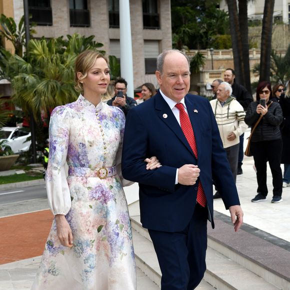 Elle portait une élégante robe florale aux tons pastel.

Le Prince Albert II de Monaco, la princesse Charlene de Monaco et la princesse Akiko de Mikasa du Japon, ont célébré les 20 ans de relations diplomatiques entre le Japon et Monaco, sur le parvis du Grimaldi Forum, près du jardin japonais. © Bruno Bebert/Bestimage