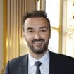 Tout comme papa ! Léo, le fils blondinet de 3 ans de Cyril Lignac, est aux petits soins pour son père et l’imite à la perfection