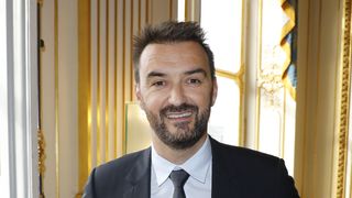 Tout comme papa ! Léo, le fils blondinet de 3 ans de Cyril Lignac, est aux petits soins pour son père et l’imite à la perfection