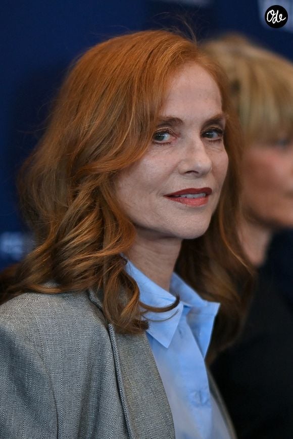 Isabelle Huppert assiste à la cérémonie d'ouverture du 18e Festival du film francophone d'Angoulême, le 25 août 2025 à Angoulême, en France. Photo de Franck Castel/ABACAPRESS.COM