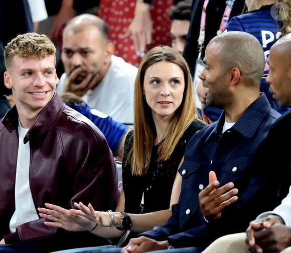 Léon Marchand, Manon Apithy-Brunet, Tony Parker, Thierry Henry - Les célébrités en tribunes pendant la finale de basketball opposant les Etats-Unis à la France (98-87) lors des Jeux Olympiques de Paris 2024 (JO) à l'Arena Bercy, à Paris, France, le 10 août 2024. © Jacovides-Perusseau/Bestimage