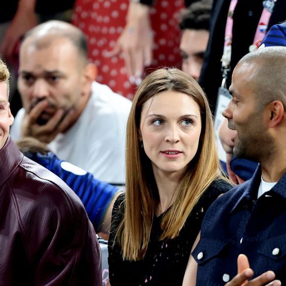 Léon Marchand, Manon Apithy-Brunet, Tony Parker, Thierry Henry - Les célébrités en tribunes pendant la finale de basketball opposant les Etats-Unis à la France (98-87) lors des Jeux Olympiques de Paris 2024 (JO) à l'Arena Bercy, à Paris, France, le 10 août 2024. © Jacovides-Perusseau/Bestimage