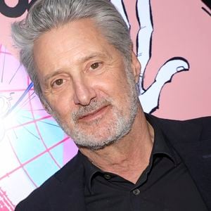 Lors de l'enterrement de leur ami Philippe Gildas, Antoine de Caunes a fait une blague à son acolyte.

Antoine De Caunes - 3ème prix Gotlib recompensant la BD Humoristique créé par Ariane Gotlieb en 2023 à Paris.
Le 12 avril 2025.
© Cedric Perrin / Bestimage