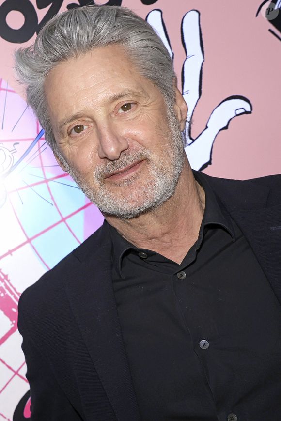Lors de l'enterrement de leur ami Philippe Gildas, Antoine de Caunes a fait une blague à son acolyte.

Antoine De Caunes - 3ème prix Gotlib recompensant la BD Humoristique créé par Ariane Gotlieb en 2023 à Paris.
Le 12 avril 2025.
© Cedric Perrin / Bestimage