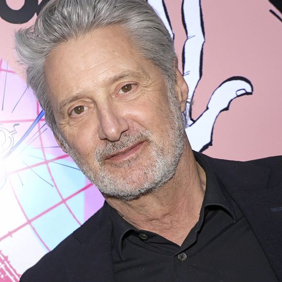 Lors de l'enterrement de leur ami Philippe Gildas, Antoine de Caunes a fait une blague à son acolyte.

Antoine De Caunes - 3ème prix Gotlib recompensant la BD Humoristique créé par Ariane Gotlieb en 2023 à Paris.
Le 12 avril 2025.
© Cedric Perrin / Bestimage