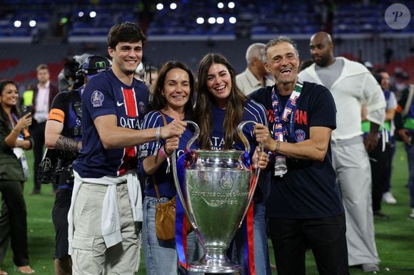01 juin 2025, Bavière, Munich : Football : Ligue des Champions, Paris Saint-Germain - Inter Milan, finale, Munich Football Arena, Luis Enrique, l'entraîneur parisien, fête la victoire avec sa femme Elena Cullell et ses enfants. Photo : Christian Charisius/DPA/ABACAPRESS.COM
